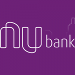 Quer fazer parte da nova geração de serviços financeiros do Brasil? Aprenda como fazer o cartão de crédito Nubank, um cartão sem anuidade ou qualquer outra tarifa. O Nubank é um startup brasileira que atua como operadora de cartões de crédito e banco digital. Com a ideia de criar uma experiência simples e transparente na hora de lidar com seu próprio dinheiro, o Nubank oferece um cartão controlado totalmente por um aplicativo disponível para sistemas Google Android, Apple iOS e Apple Watch. 100% digital, sendo gerenciado completamente pelo seu smartphone, pelo aplicativo Nubank é possível solicitar o cartão, desbloqueá-lo, aumentar o limite e controlar cada transação efetuada em tempo real. Dessa forma, a Nubank eliminou a complexidade e consequentemente, as tarifas. Tudo é feito de forma rápida, prática e sem burocracia. O cartão de crédito Nubank O cartão de crédito Nubank é emitido pelo próprio banco, licenciado pela bandeira Mastercard. Dessa forma, é um cartão de crédito Internacional aceito em milhões de estabelecimentos ao redor do mundo. Ao utilizar canais 100% digitais, a Nubank consegui reduzir ao máximo a burocracia e os custos. Dessa forma, oferece aos seus clientes o cartão de crédito Nubank com anuidade zero e sem tarifas. O Cartão Internacional Nubank Mastercard conta agora com nova tecnologia, a Contactless. Agora basta aproximar o cartão de crédito Nubank e está pago. Sem precisar entrar em uma maquininha de cartão. Se você já tem um cartão Nubank, pode solicitar o novo com a nova tecnologia. Como solicitar o cartão de crédito Nubank Quer ter um cartão de crédito Nubank? Para isso é necessário ter o convite que pode ser solicitado no site da Nubank ou pedir para um amigo ou conhecido já tenha o cartão de credito Nubank. Dessa forma, pode agilizar o processo de aprovação. Para solicitar o convite, entre no site da Nubank: https://www.nubank.com.br/ Clique em “Pedir Meu Cartão de Crédito” Digite seu Nome Completo, CPF, E-mail. Agora basta esperar o envio do convite que será enviado por e-mail junto com um código de acesso. Com o convite, você deve fazer seu cadastro na Nubank. Para isso, baixe o aplicativo Nubank no seu celular. Ao abrir o aplicativo, clique em “Já tenho convite” e coloque o código do convite. Preencha com os dados solicitados como número do documento, endereço residencial, rendimento mensal, foto da frente e verso do documento e uma selfie sua segurando o documento para atestar a veracidade. Pronto. Agora é só aguardar a análise de crédito. Caso aprovado, você receberá o cartão de credito Nubank no endereço indicado. O desbloqueio do seu cartão de crédito Nubank também é feito pelo aplicativo. Benefícios do Cartão Nubank O cartão de crédito Nubank dá total autonomia aos seus clientes para resolverem tudo pelo app sem depender de ninguém. Pelo aplicativo, é possível bloquear temporariamente seu cartão, pedir aumento de limite, mudar a data de vencimento, acompanhar todas as transações em tempo real, entre outros serviços. Outra vantagem do cartão de crédito Nubank é que ele não possui anuidade e nenhuma tarifa desde que você pague sua fatura dentro do vencimento. E ainda oferece desconto caso você antecipe o pagamento das parcelas. Seguindo o exemplo de outros cartões, o cartão de crédito Nubank ambém tem o seu próprio programa de pontos, o Nubank Rewards. Nele, seus pontos não expiram e cada 1 real equivale a 1 ponto. Porém, para participar do programa é cobrada uma pequena taxa. Cabe ao cliente escolher entrar ao não no programa.